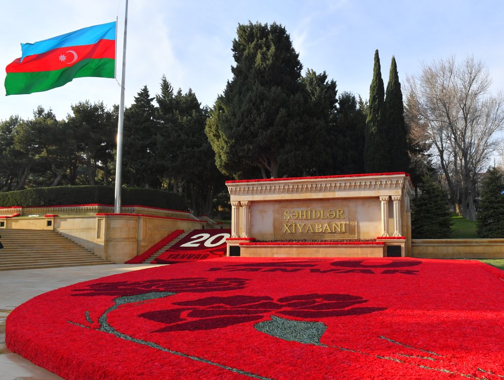 Medianin Inkisafi Agentliyinin kollektivi 20 Yanvar - Umumxalq Huzn Gunu ile elaqedar Sehidler xiyabanini ziyaret edib