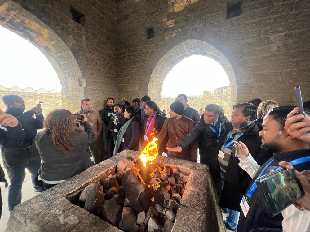 COP29 cercivesinde xarici media numayendeleri &ldquo;Qala&rdquo; Dovlet Tarix-Etnoqrafiya Qorugu, &ldquo;Yanardag&rdquo; Dovlet Tarix-Medeniyyet ve Tebiet Qorugu ve &ldquo;Atesgah mebedi&rdquo; Dovlet Tarix-Memarliq Qorugu ile tanis olublar