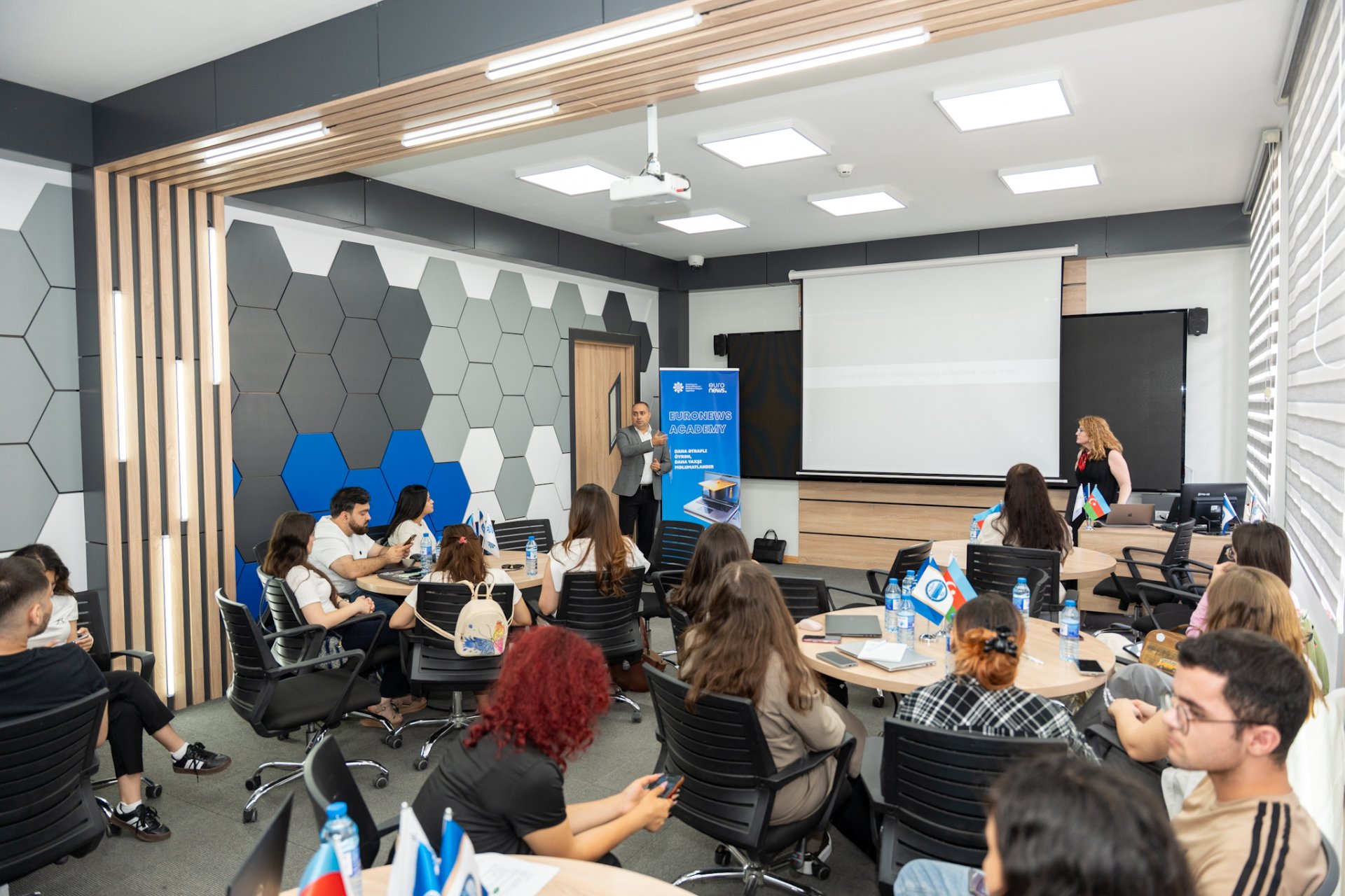 Medianin Inkisafi Agentliyinin birge teskilatciligi ile beynelxalq tedris platformasi olan &ldquo;Euronews Academy&rdquo; &ldquo;Reqemsal Jurnalistika&rdquo; movzusunda telim proqramina baslayib