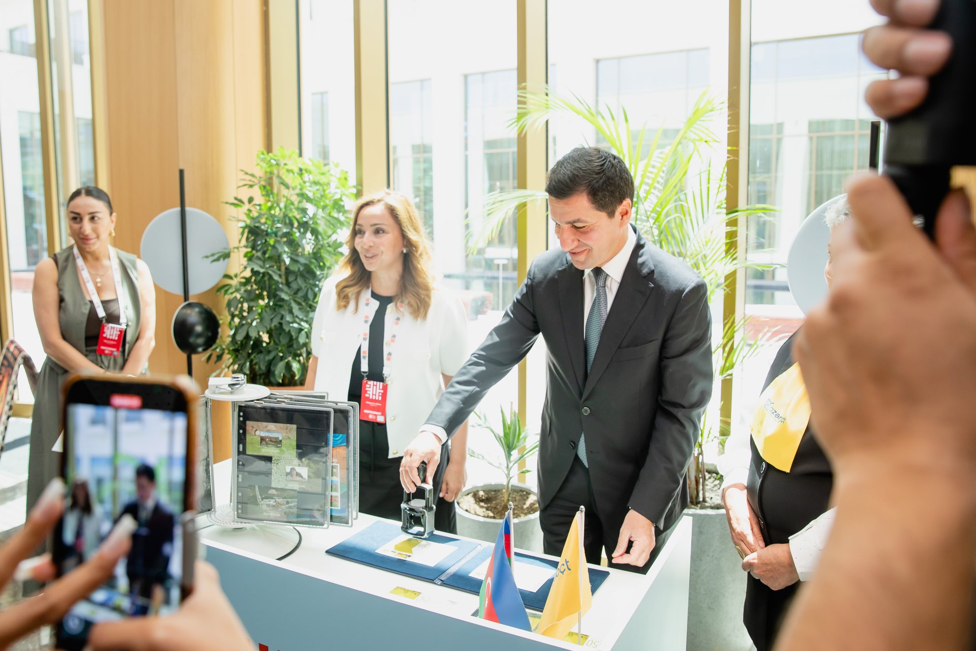 Azerbaycan milli metbuatinin 150 illiyine hesr olunmus poct markasi dovriyyeye buraxilib