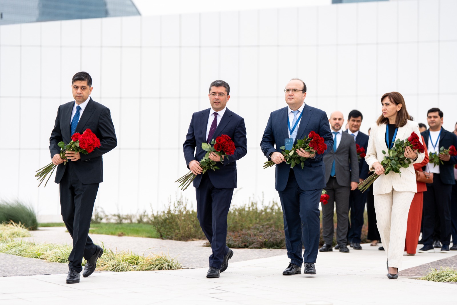 II Azerbaycan &ndash; Ozbekistan Media Forumu cercivesinde Azerbaycanda seferde olan Ozbekistan numayende heyeti Zefer abidesini ziyaret edib