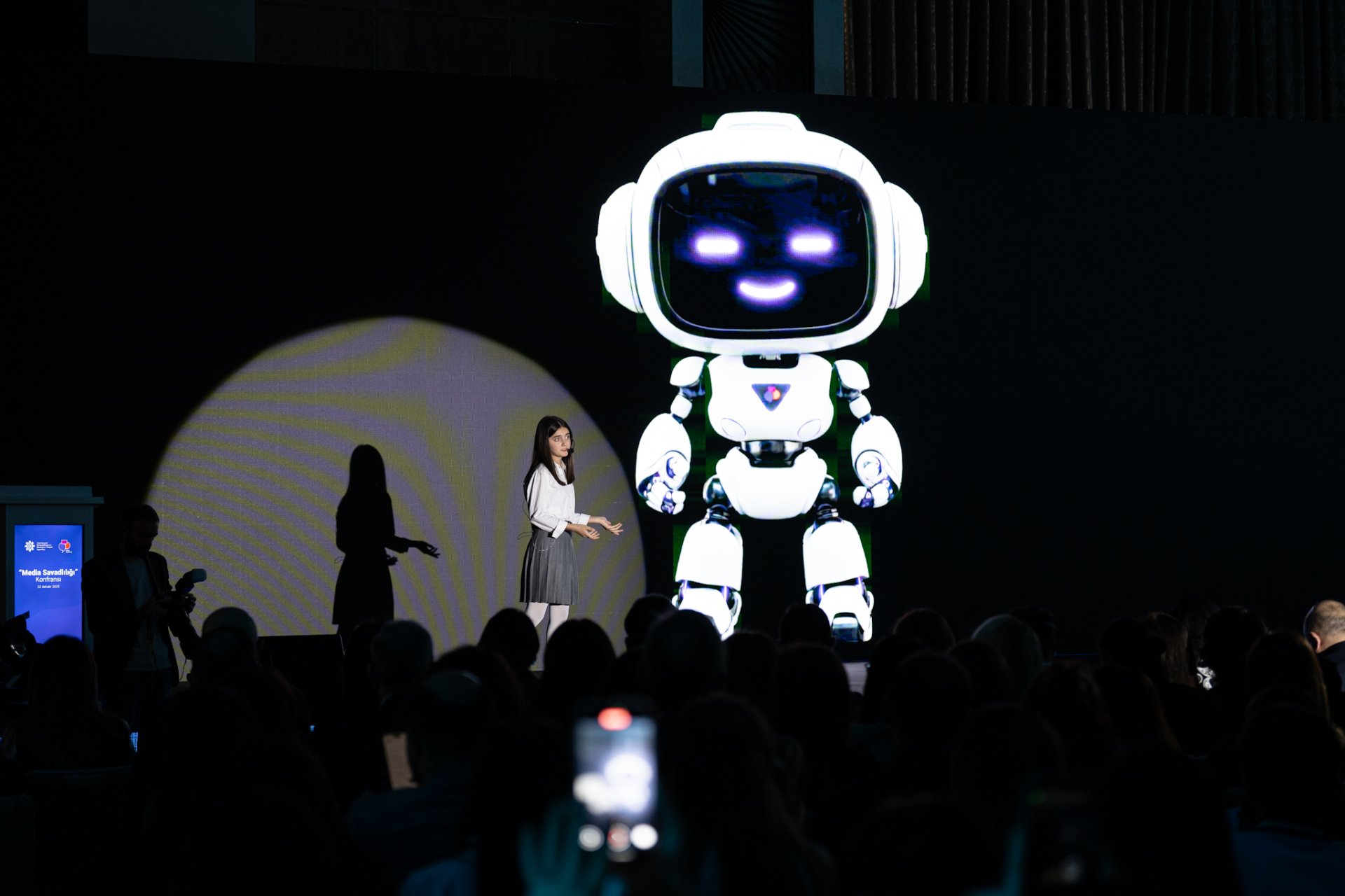 &ldquo;Reqemsallasma, Suni Intellekt ve Media Savadliligi&rdquo; movzusunda konfrans kecirilib