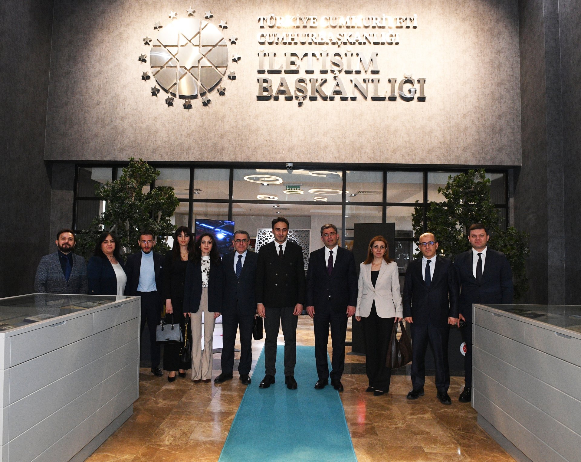 Azerbaycan Respublikasi Prezidentinin Administrasiyasinin ve Medianin Inkisafi Agentliyinin numayendeleri Turkiye Prezidenti Administrasiyasinin Ictimaiyyetle Elaqeler Departamentinin Dezinformasiya ile Mubarize Merkezini ziyaret edib