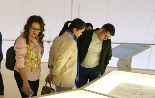 Ozbekistandan olan kommunikasiyaya mesul sexslerin Heyder Eliyev Merkezi ve Milli Azerbaycan Tarixi Muzeyine ziyareti ile bagli videocarx