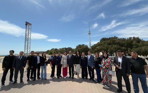Ozbekistan numayende heyeti ucun Azerbaycan Televiziyasina mediatur teskil olunub
