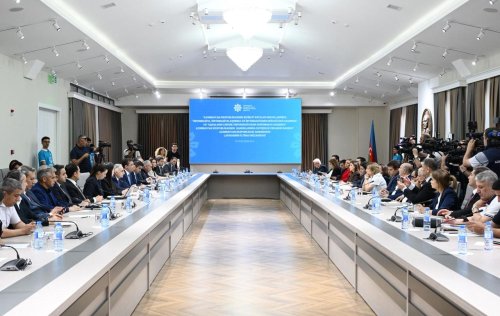 Usaqlarin zererli informasiyadan qorunmasina yonelmis normativ huquqi akt layihesi muzakire olunub