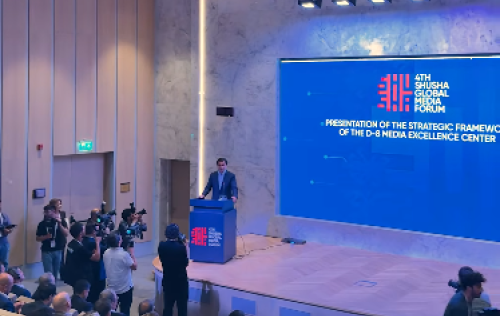 Forum cercivesinde D-8 Media Mukemmellik Merkezinin strategiyasi teqdim olunub