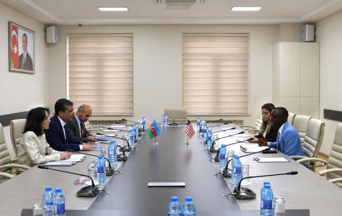 Media ve Yayim Surasinda Liberiya Respublikasinin informasiya nazirinin texniki xidmetler uzre muavini ile gorus kecirilib
